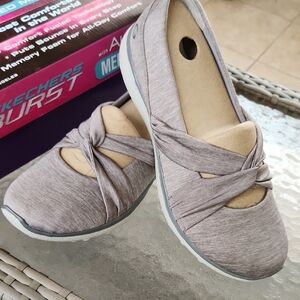 NWT Skechers Women’s Slip-On Knotted Flats in Gray Sz 11